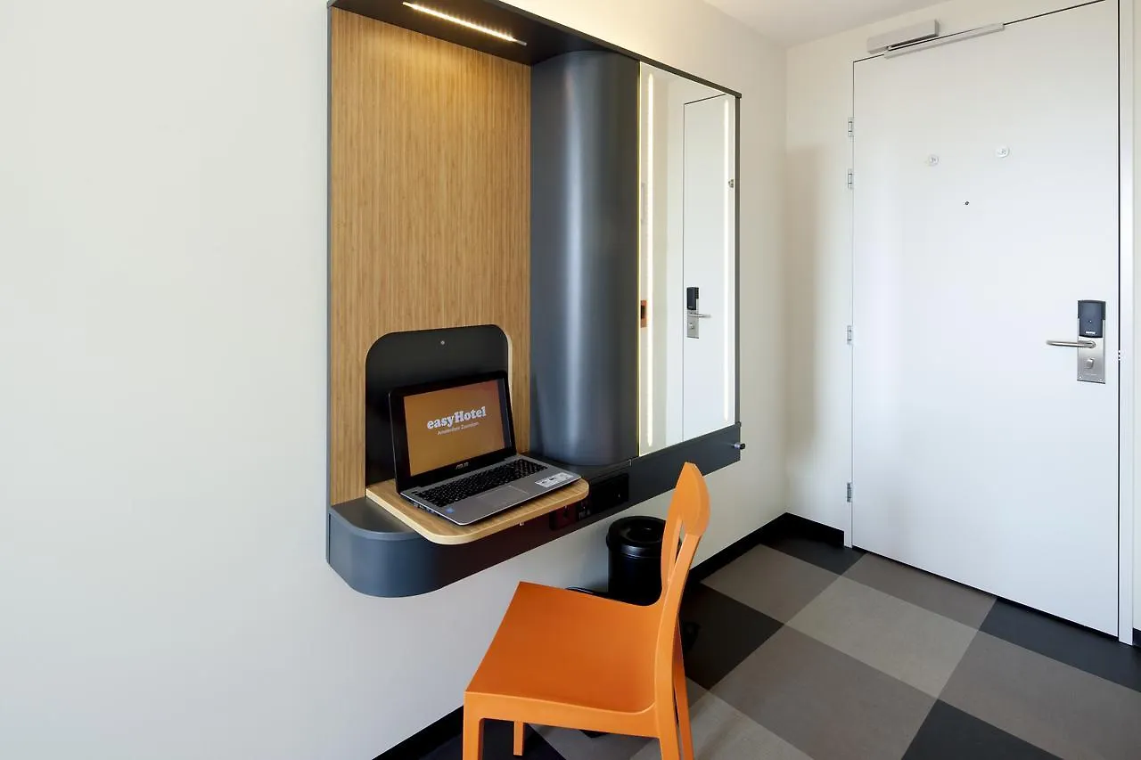 easyHotel Maastricht City Centre 2*,